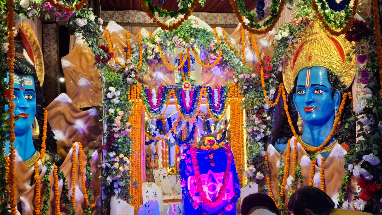 पुखरायां में आनंदेस्वर मंदिर सहित त्रिमुखेश्वर मंदिर में भव्य झांकी